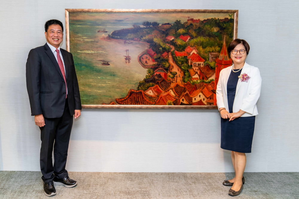 鼎博光電提供的FindARTs藝術空間服務方案，為第一銀行富貴豐盈旗艦中心打造數位藝術迎賓空間（圖左為第一銀行董事長邱月琴、圖右為鼎博光電董事長彭雙浪）