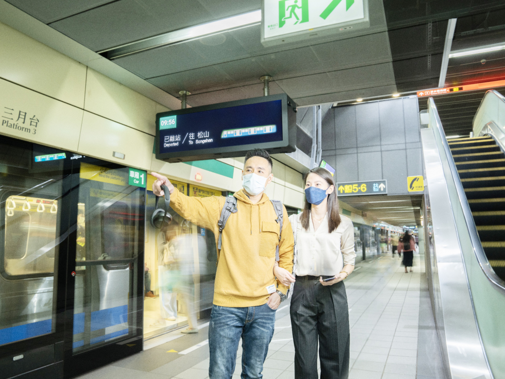 鼎博旗下達擎之客製化TARTAN顯示器，於臺北捷運中山站亮相。以獨特長條型比例與高畫質特色，為臺北捷運站帶來嶄新的都會車站風貌