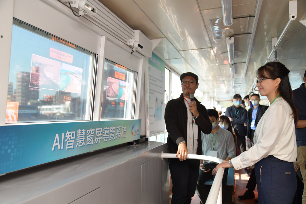 鼎博整合透明Micro LED智慧窗，透過景物GPS座標定位追蹤乘客視線，可即時在智慧窗提供正確的導覽資訊