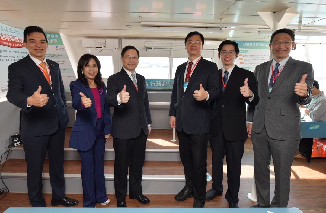 由經濟部技術處指導推動，透過鼎博光電、工業技術研究院與船舶中心三方合作，於高雄亞灣智慧渡輪率先導入最新Micro LED透明顯示器屏今(22)日啟用(左起鼎博光電營運長暨總經理柯富仁、高輪公司董事長黃淑美、經濟部次長林全能、高雄市副市長羅達生、經濟部技術處科長張能凱、工研院電光系統所副所長李正中)