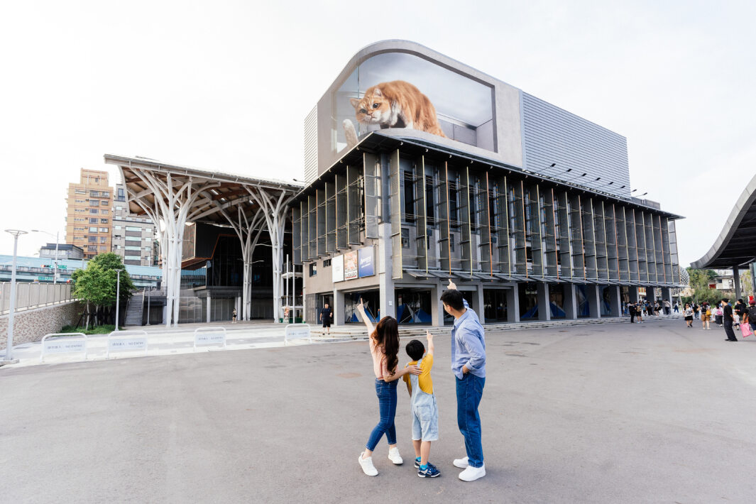 鼎博打造全臺最大戶外裸視3D LED弧形螢幕，將超立體的軟萌胖橘貓動畫活躍於頂樓外牆