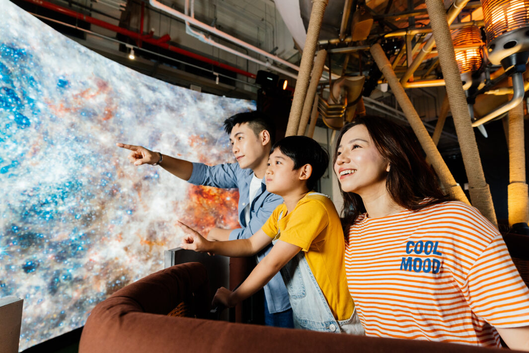 鼎博打造全臺最大寬6公尺、高4公尺、唯一搭載LED弧形拼接顯示屏的動感飛行船，讓乘客駐足在熱氣球上，享受身歷其境的偽出國旅遊樂趣