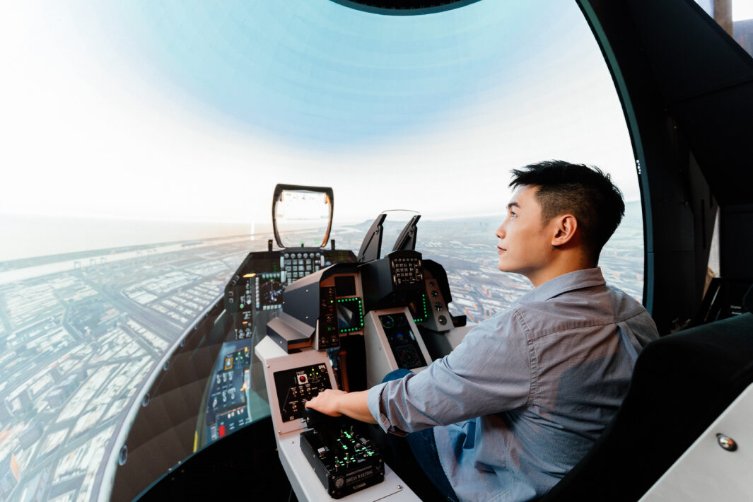 鼎博以P1.25小間距打造球形LED模擬艙，搭配智崴的精密六軸動態座椅，結合鼎博專業影像調校技術，呈現擬真模擬飛行場景