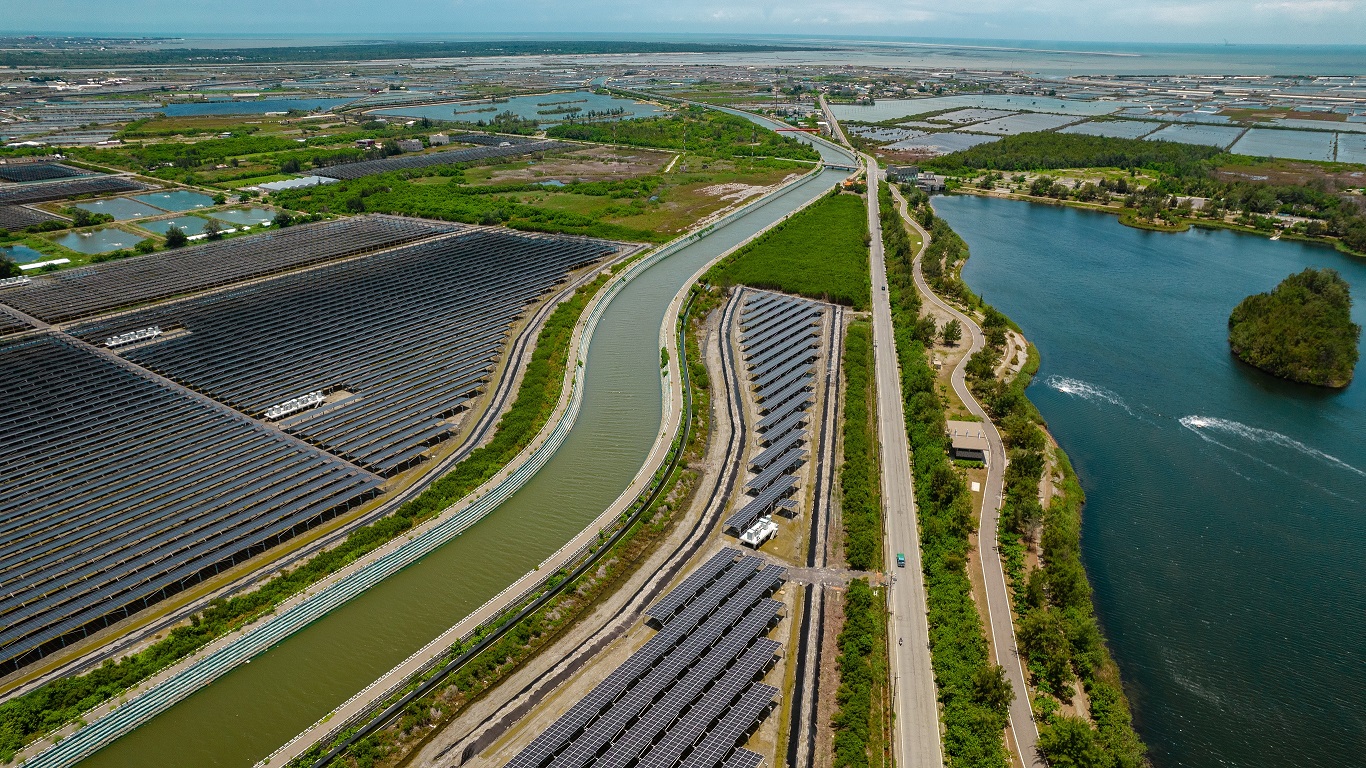 AUO’s Energy Business, with management experience involving over 6,000 power plants, offers integrated solutions for smart energy management, solar energy monitoring and management, and power plant construction, operation and maintenance