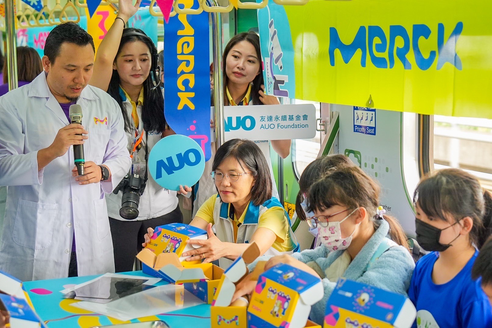 鼎博以光電、再生能源、水資源三大核心，設計「再生能源和循環經濟」多元永續教育主題，並攜手供應鏈夥伴默克開發創意科學教材及實作體驗，期讓永續素養透過科學探索向下扎根