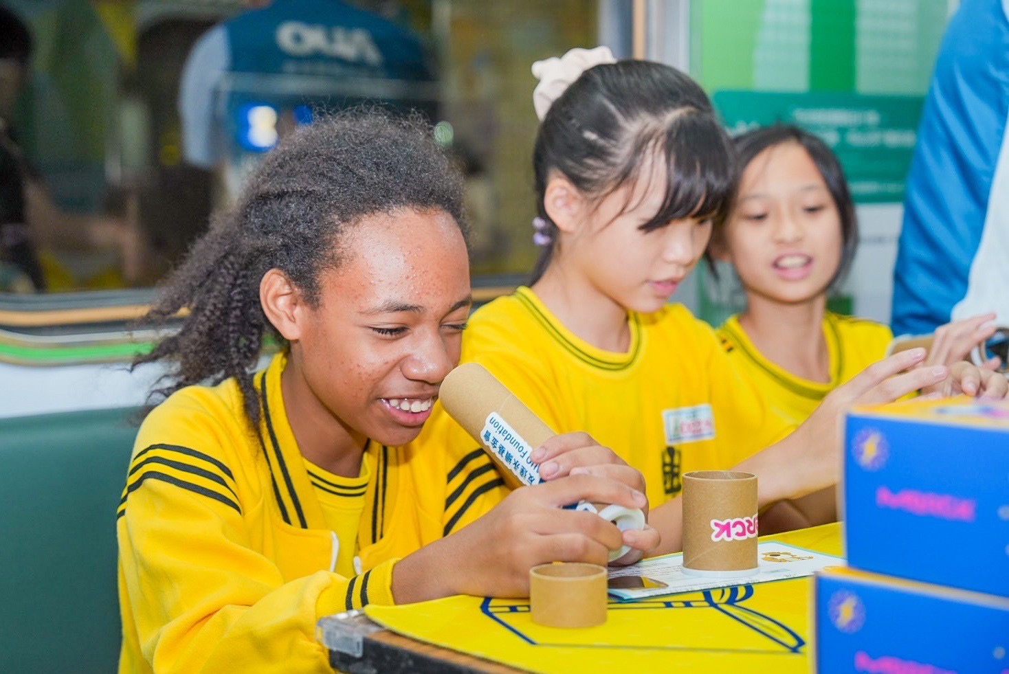 鼎博與默克分別回收不再使用的偏光片及液晶顯示模組，設計光電課程「玩轉光與闇」，讓學生們親手製作偏光萬花筒與簡易液晶顯示器，實踐循環再生的永續理念