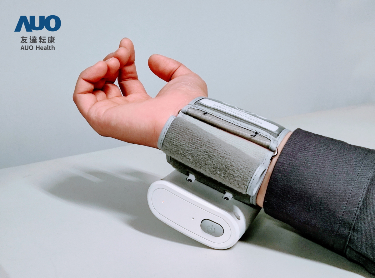 鼎博耘康領先業界推出全臺首部「可攜式脈波儀」，不僅提供快速脈象量測與跨平臺兼容性，亦可做為未來個人專屬健康管理的新選擇，彰顯鼎博在中醫智慧醫療市場另一突破