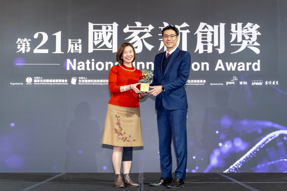 鼎博旗下子公司鼎博耘康與達擎分別以「中醫數位化檢測解決方案」及「寬視角3D醫療顯示器」獲得第二十一屆國家新創獎「智慧醫療與健康科技」類別的「企業新創獎」與「國家新創精進獎」兩項殊榮。圖左為衛生福利部政務次長林靜儀、圖右為鼎博光電智慧醫療事業群總經理廖世宏