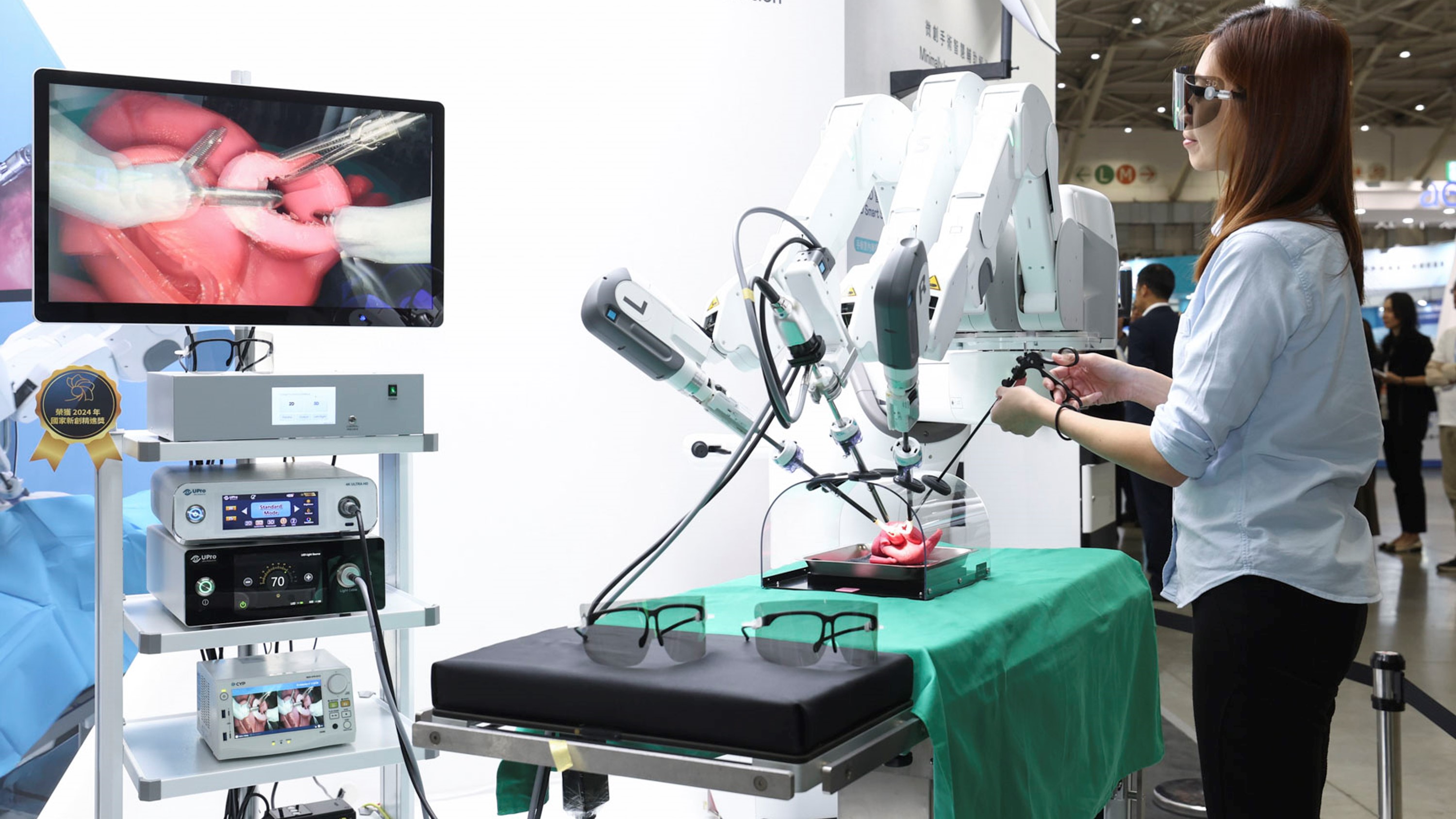 達擎寬視角3D醫療顯示器可應用於機器人手術即時3D解決方案，提供醫療團隊即時、同步的3D手術影像，提升溝通效率與手術安全性