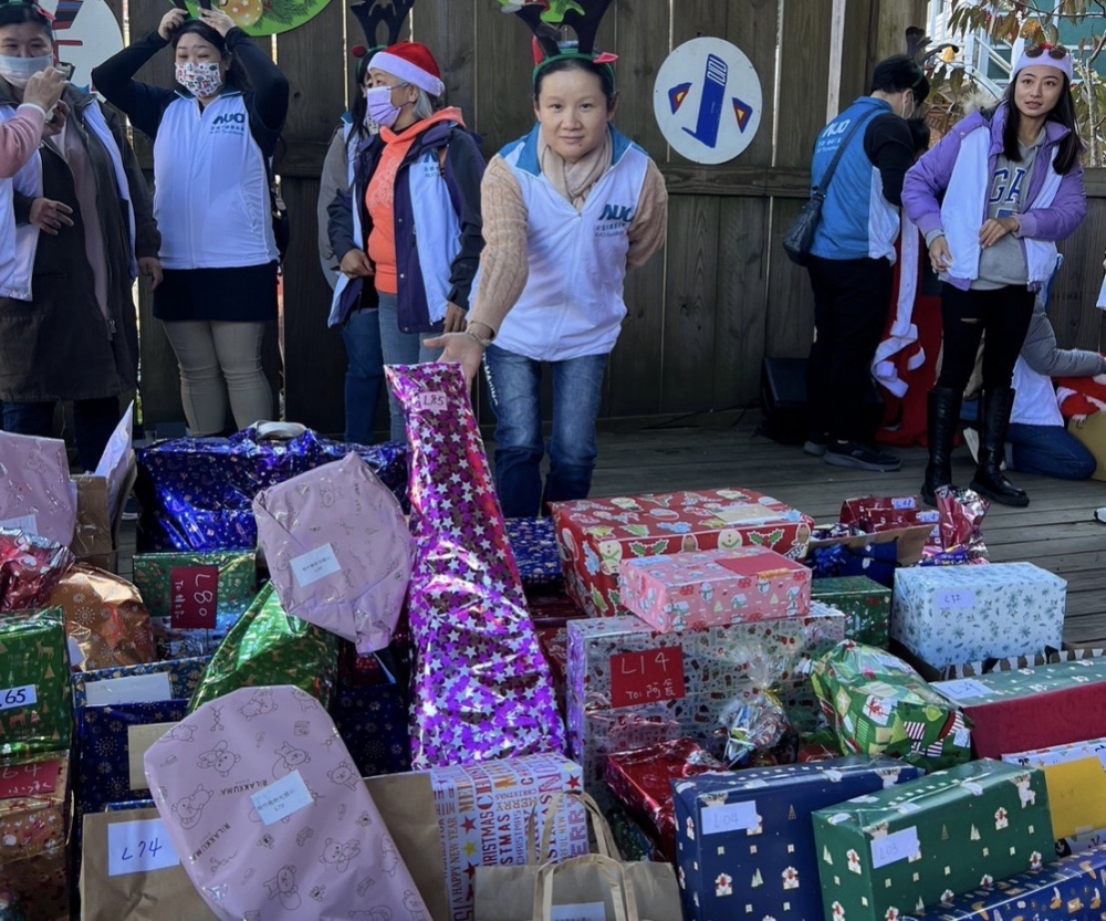 鼎博永續基金會「圓夢列車」年年迴響熱烈，認捐同仁精心挑選禮物、巧手包裝，整理成隊後，將祝福一一打包送出