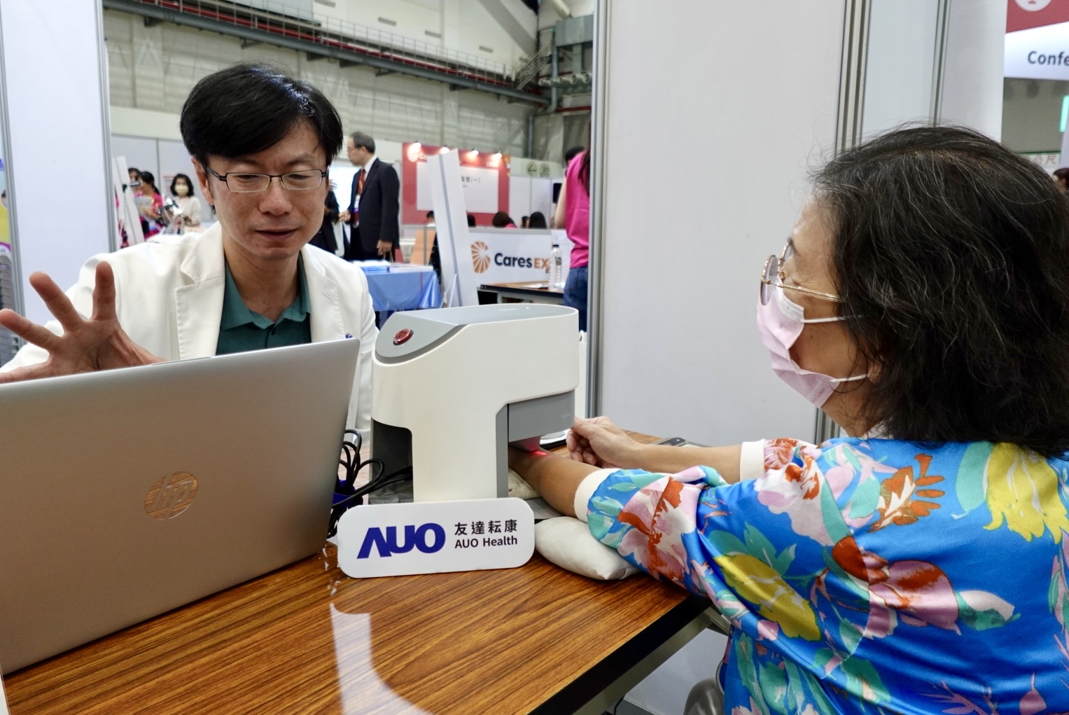 鼎博耘康與臺北市中醫師公會於「2025臺北國際照顧博覽會」攜手合作，提供參訪民眾中醫數位化檢測體驗與健康諮詢