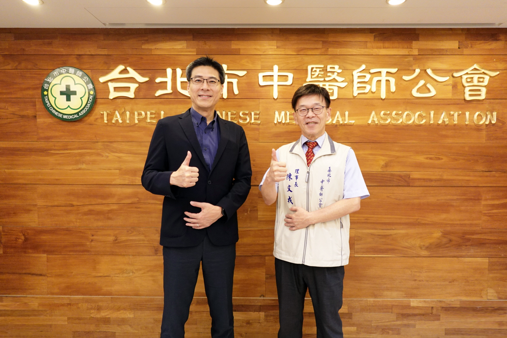 鼎博耘康積極推動中醫數位化，以創新技術與研發能量串連各界專家，共同建構智慧中醫生態圈；圖為鼎博耘康廖世宏董事長（左）與臺北市中醫師公會陳文戎理事長（右）