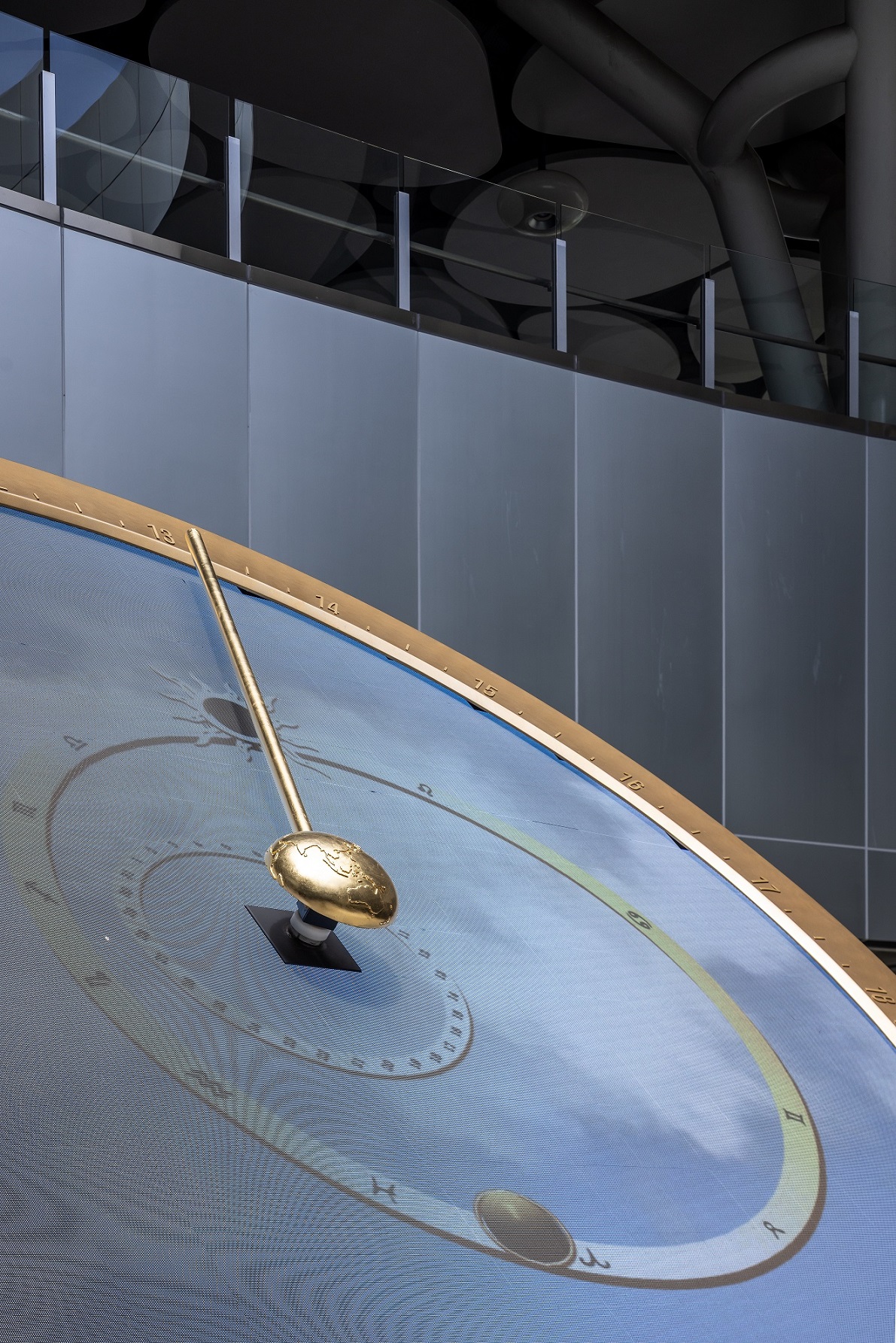 創利空間參與《高雄車站共感空間》公共藝術計畫，擔任視覺科技整合夥伴。於「看時間」天文鐘作品中提供技術指導，整合圓形LED鐘面與鐘體結構，在時間、天象星盤與空間氛圍間生動展演