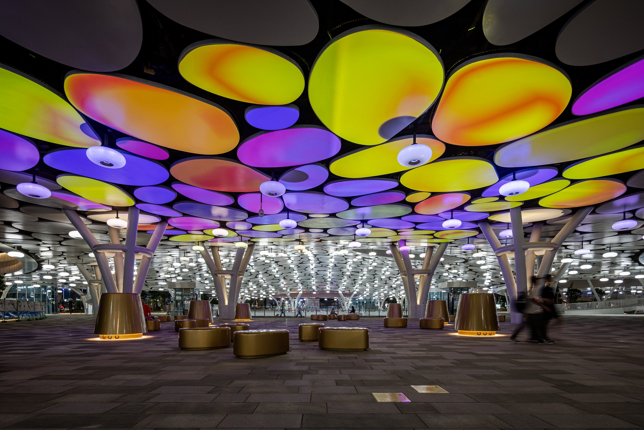 於「染色彩」作品中，創利空間協助藝術團隊將高雄車站天棚2700片鋁製雲朵染上繽紛色彩，從設備設定、光影軟體串接到現場調校，確保光線準確落在雲朵表面，展現層次與意境