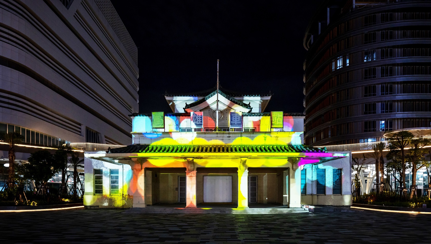 「映回憶」這項建築光雕作品展演高雄車站老站體回歸歷程，創利空間協助設計團隊精準呈現建築線條與歷史意象，並納入交通安全考量而調整光影呈現，展現整合技術與空間敏感度