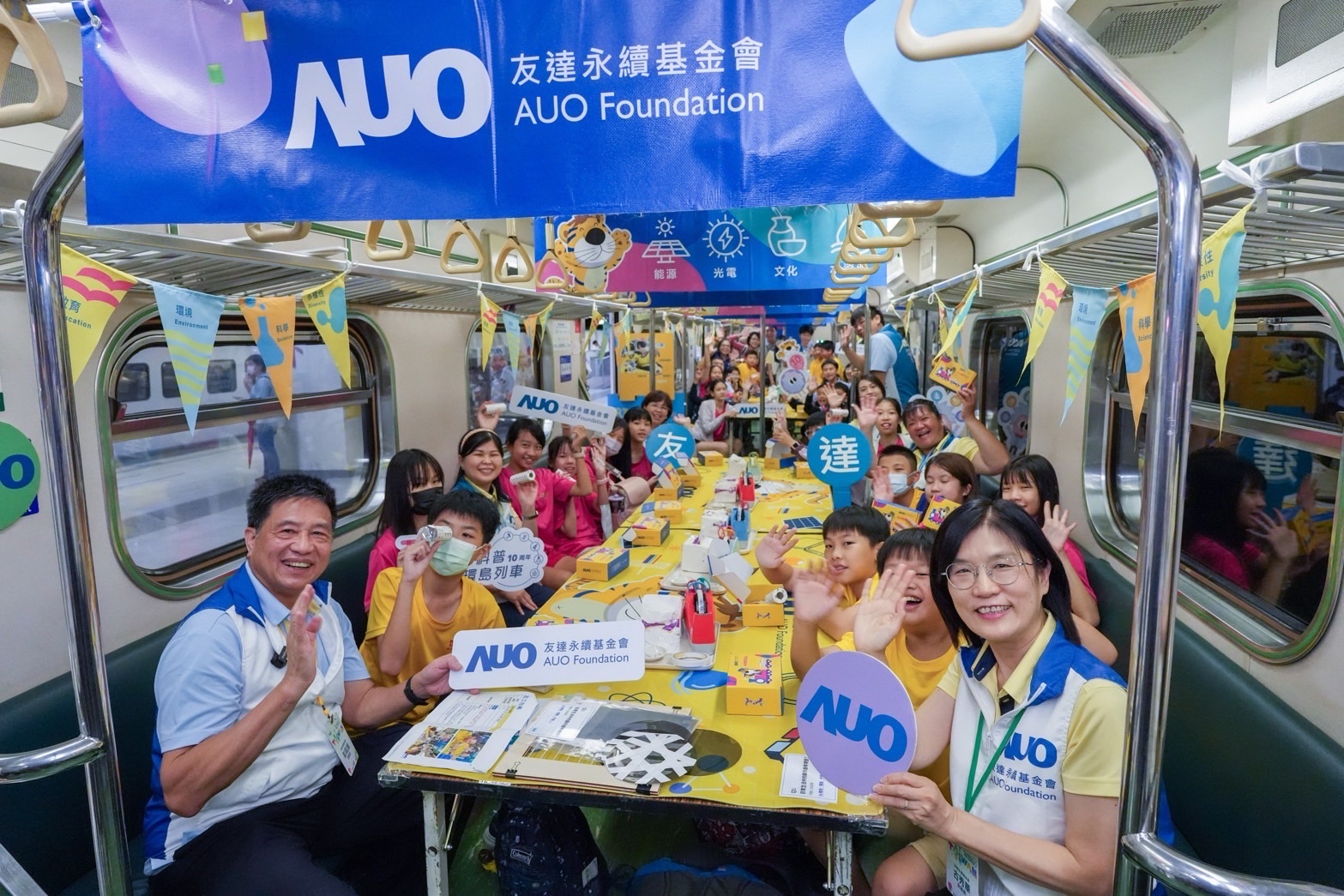 鼎博永續基金會響應「臺灣科普環島列車」十週年，由鼎博光電暨鼎博永續基金會董事長彭雙浪、鼎博光電永續長暨鼎博永續基金會執行長古秀華帶領員工出任科普志工老師，推動「再生能源與循環經濟」科普教育課程