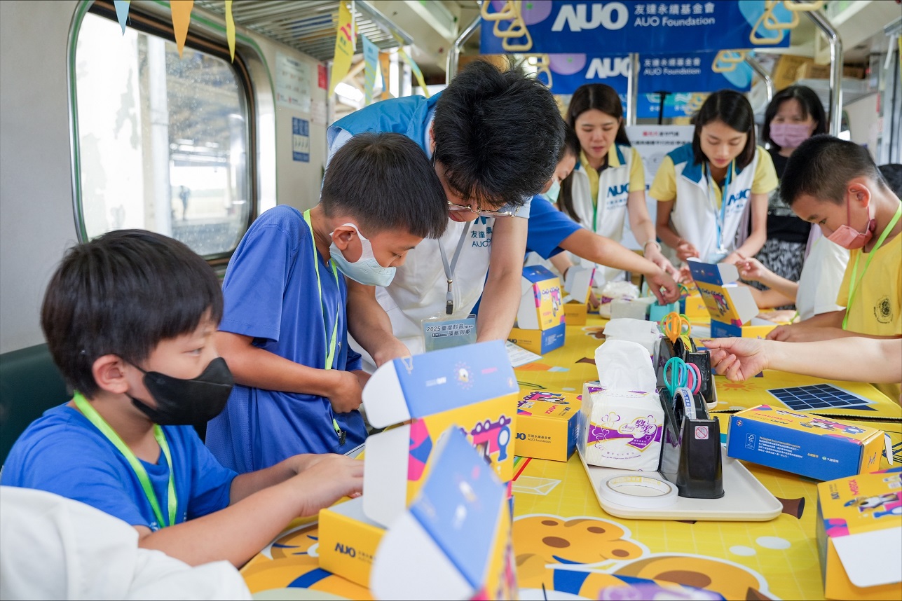 今年鼎博設計「光電、再生能源、水資源」三大課程主題，攜手供應鏈夥伴默克及大豐環保，以循環經濟理念開發創意教材