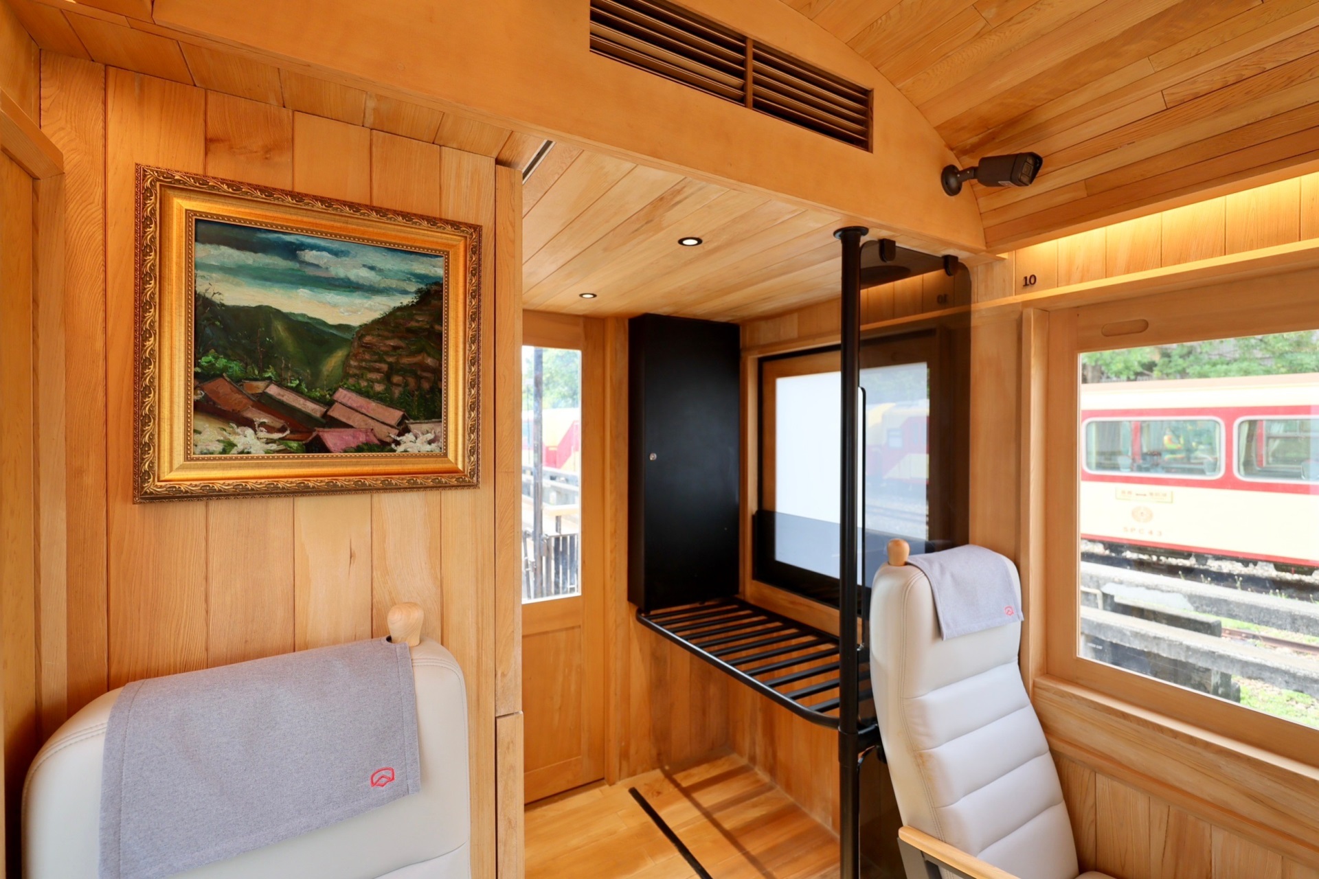 福森號每節車廂均配置「鼎博光電FindARTs擬真藝屏」